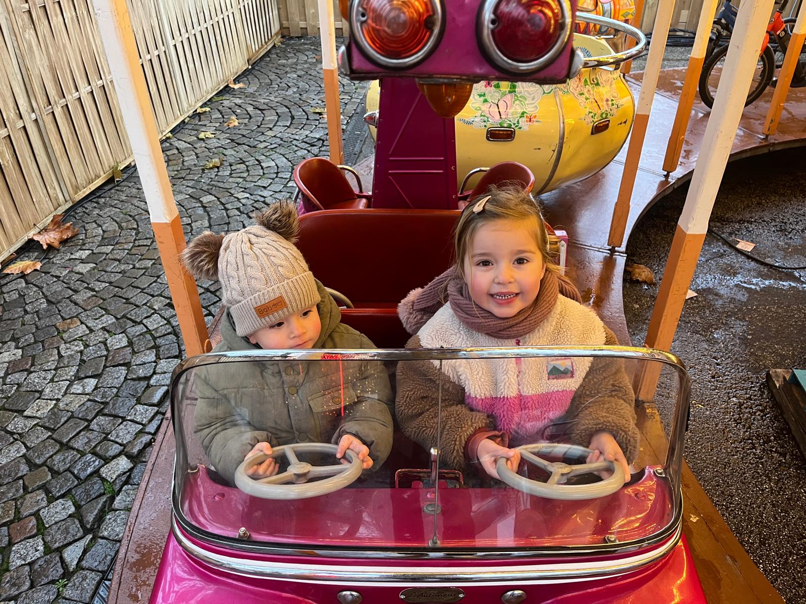 Bobbi en Mats in een kermisautootje